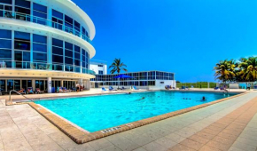 Castle 1733 Ocean view studio with direct beach access, pool, tennis & free parking
